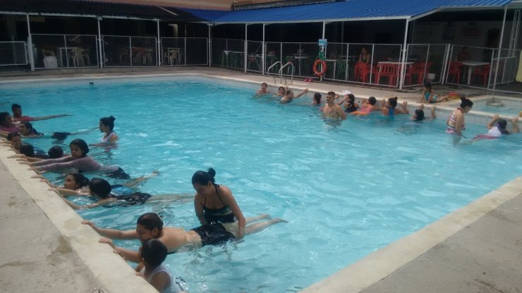 Gestantes del curso psicoprofiláctico del Hospital de Canaima, participaron de la sesión de hidroterapia